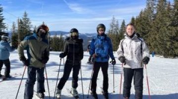 Organiser right and part of IT experts on ski activitiy during team building 300x225